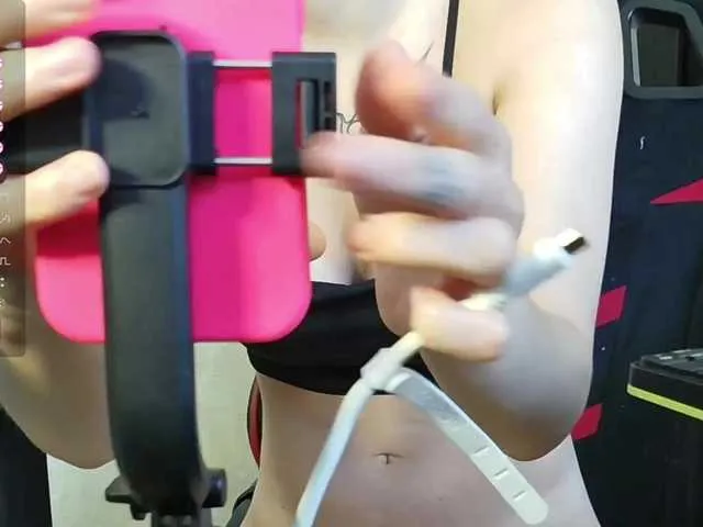 BattyHils on BongaCams 