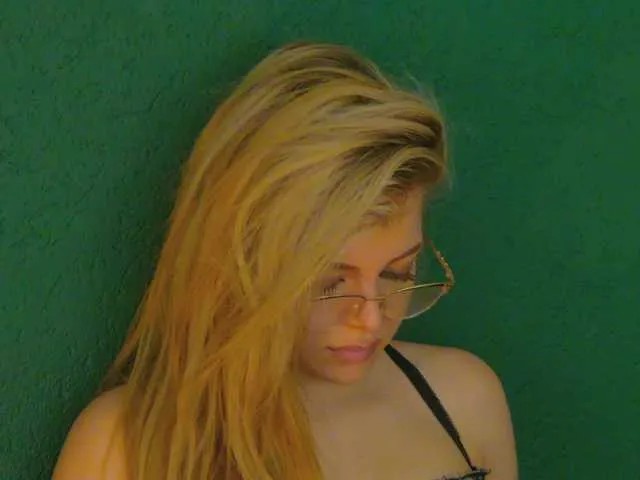LittlePoem on BongaCams 