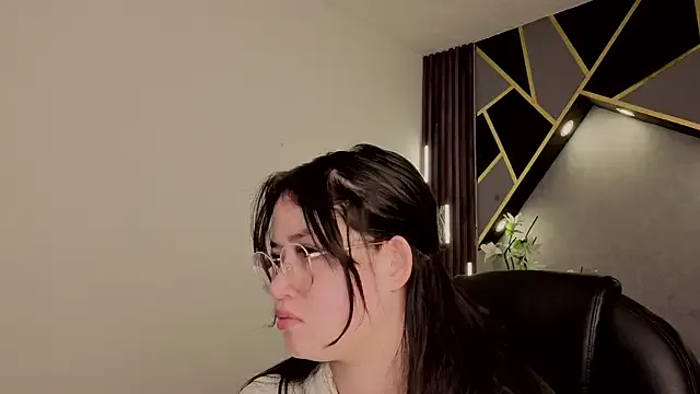almma_shy on StripChat 