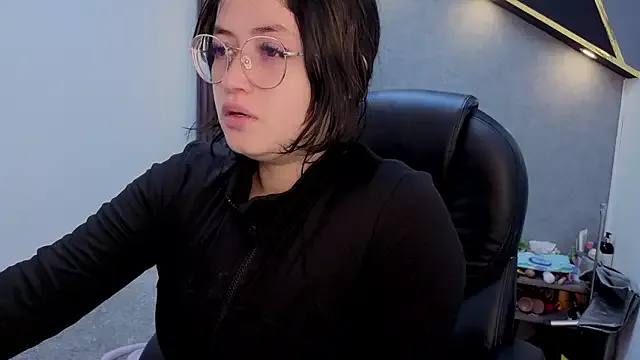 almma_shy on StripChat 