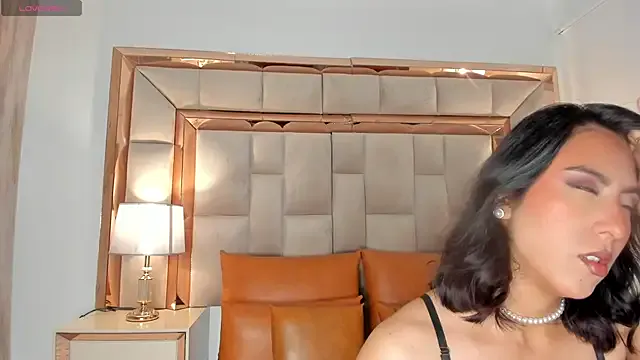 DaraBeckett — Showing bra and playing with tongue