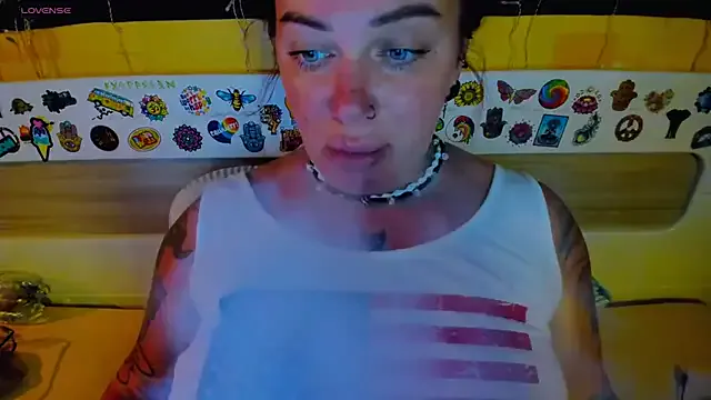 EllieOz on StripChat 