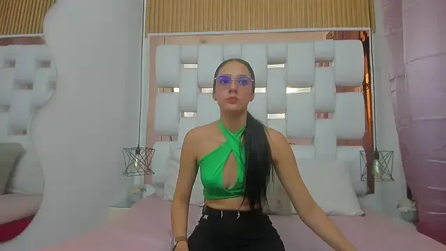 EmmyCruzZ on StripChat 