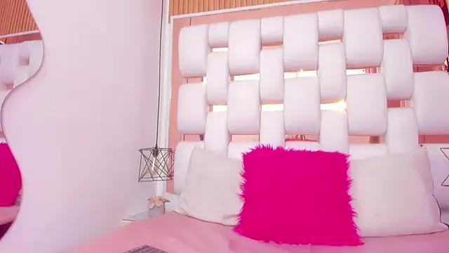 EmmyCruzZ on StripChat 