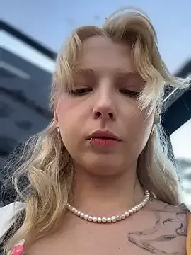 EveLittleSinner on StripChat 