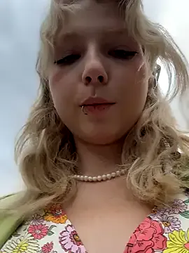 EveLittleSinner on StripChat 