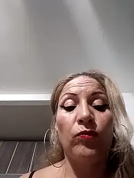 Fenix_528 — Shows  oil on the  body