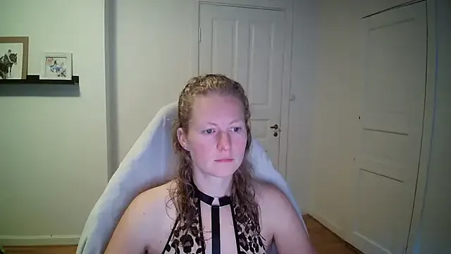 Girlnina-1995 — rub bodylotion on my ass