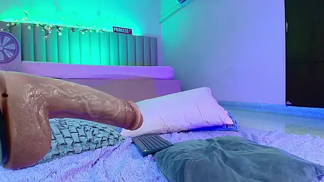 KellyOlsenbe on StripChat 