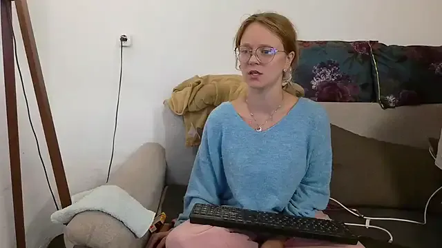 little-leni — vibrator in pussy in ticket show