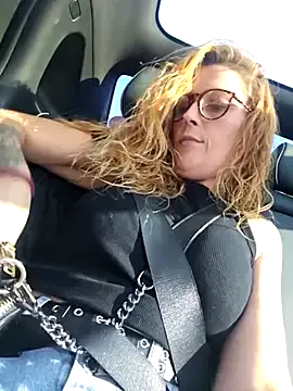 Mila_Luciphya — Doigtage au toilette tra