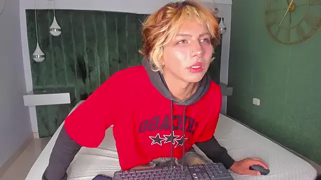 OliIverr22 on StripChat 
