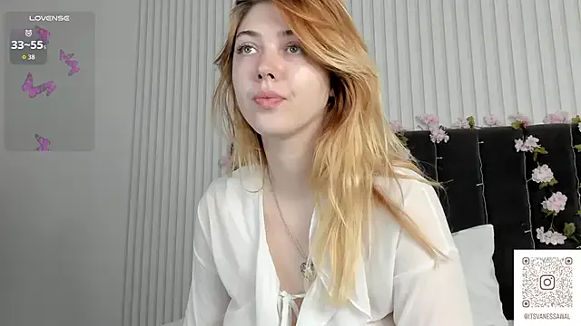 Vanessa_Walters — Massage my tits close to cam